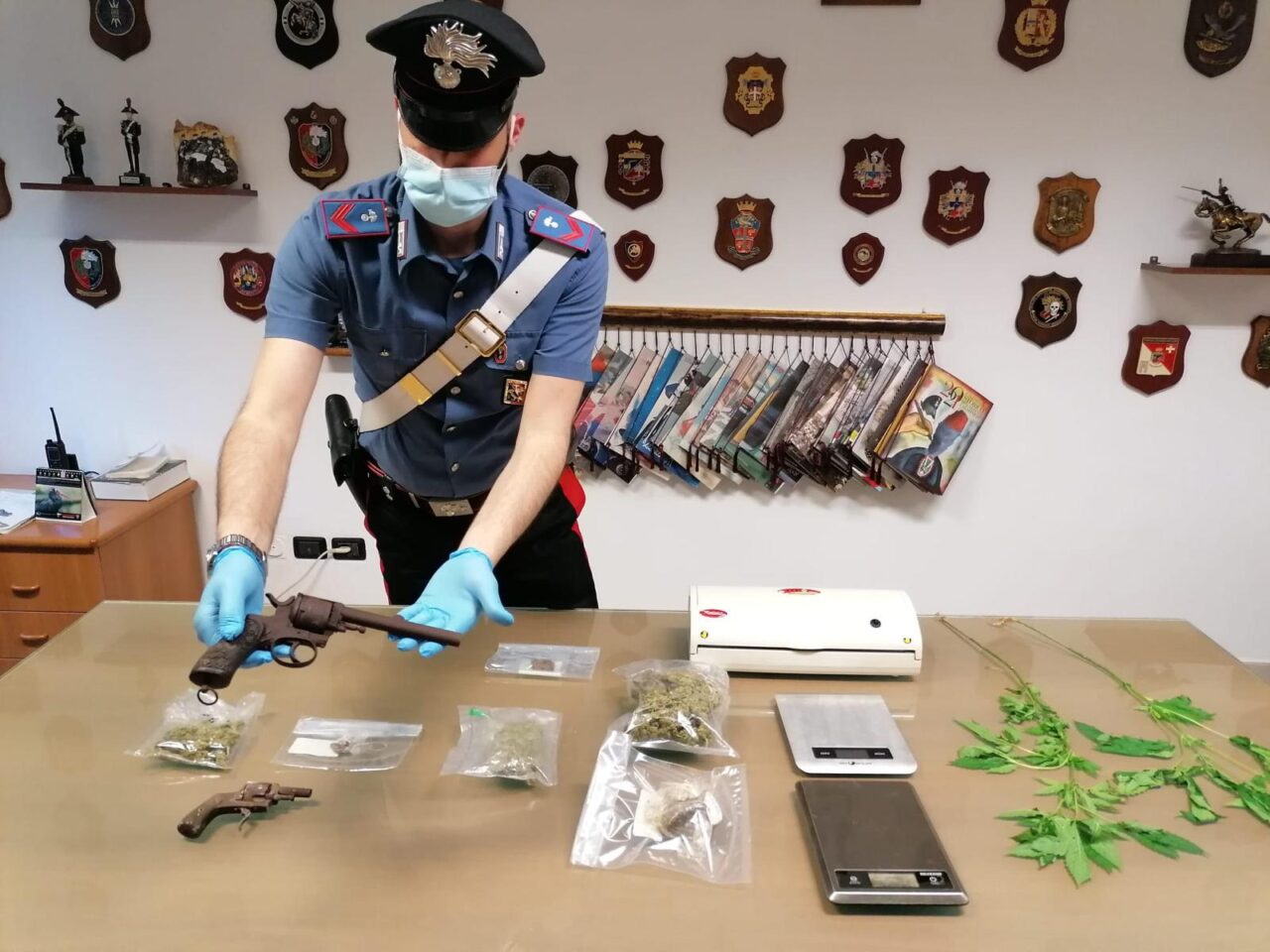 In casa una rivoltella non denunciata, cuorgnatese nei guai