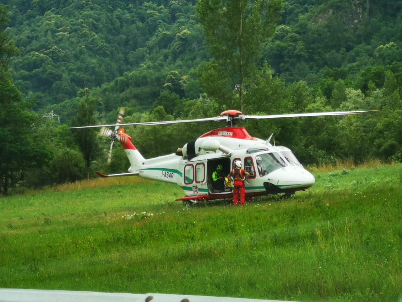 Ferita mentre attraversa la strada coinvolto un motociclista