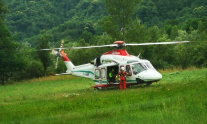 Ferita mentre attraversa la strada coinvolto un motociclista