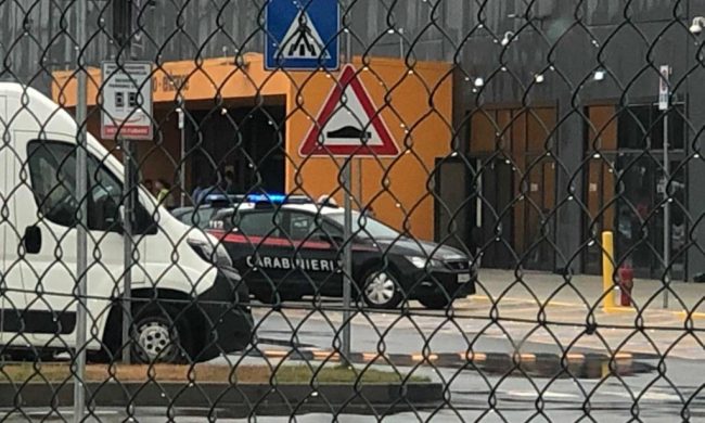 Operaio ad Amazon rubava orologi e smartphone incollandoseli addosso