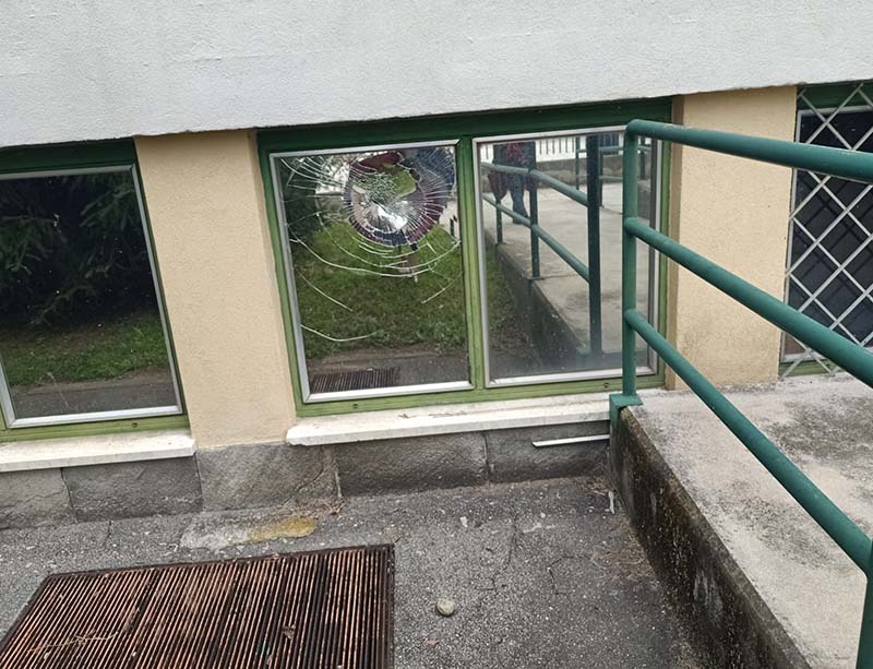 Pietra manda in frantumi finestra della scuola