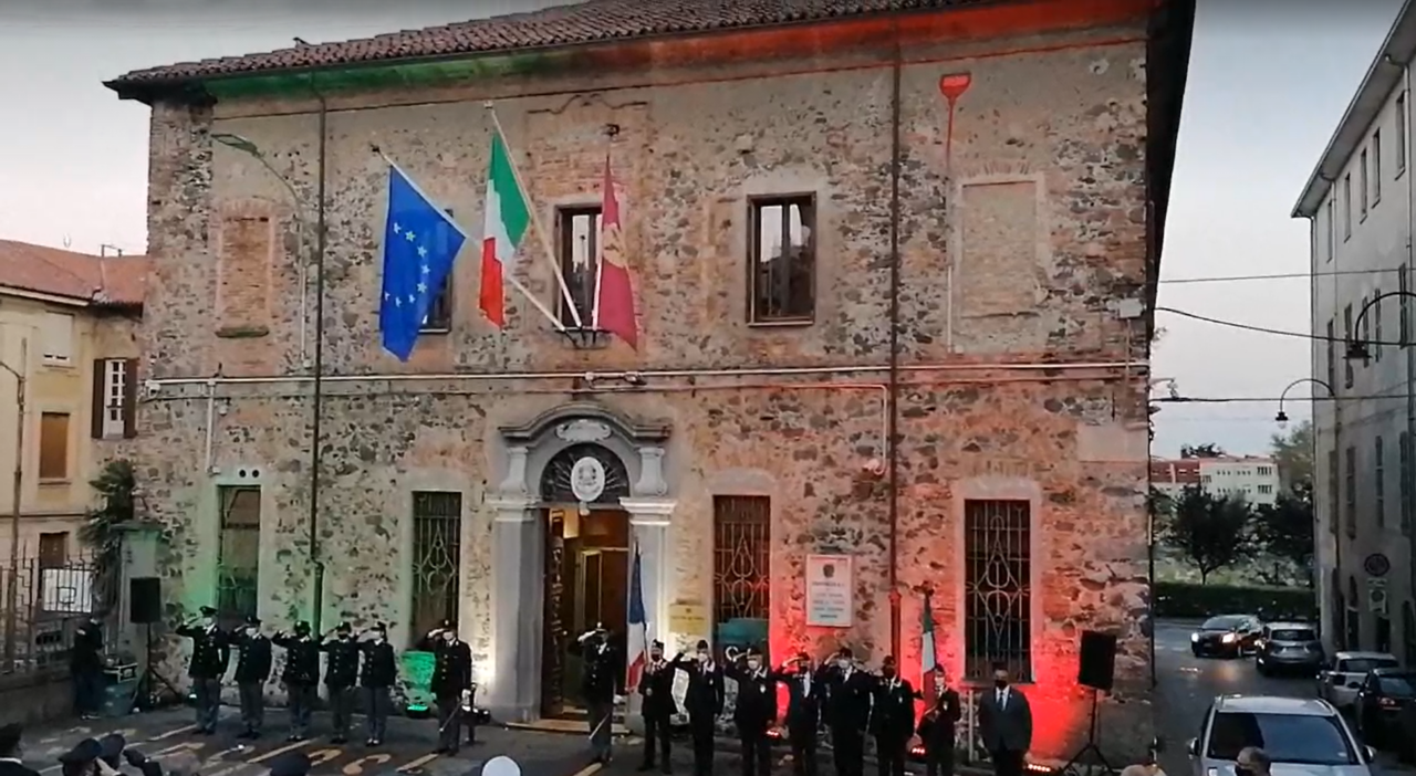 Il Tricolore a illuminare il Commissariato per la Festa della Repubblica