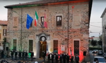 Il Tricolore a illuminare il Commissariato per la Festa della Repubblica