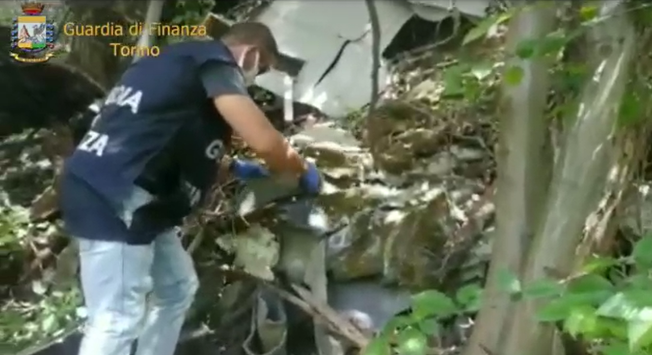 A Leini deposito incontrollato di rifiuti pericolosi: 70 tonnellate di materiale di scarto in un’area boschiva