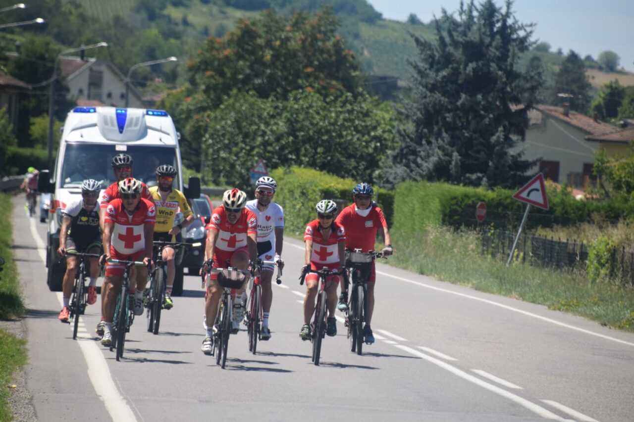 Una pedalata verso Solferino con la CRI, i comitati canavesani hanno salutato il passaggio dei ciclisti