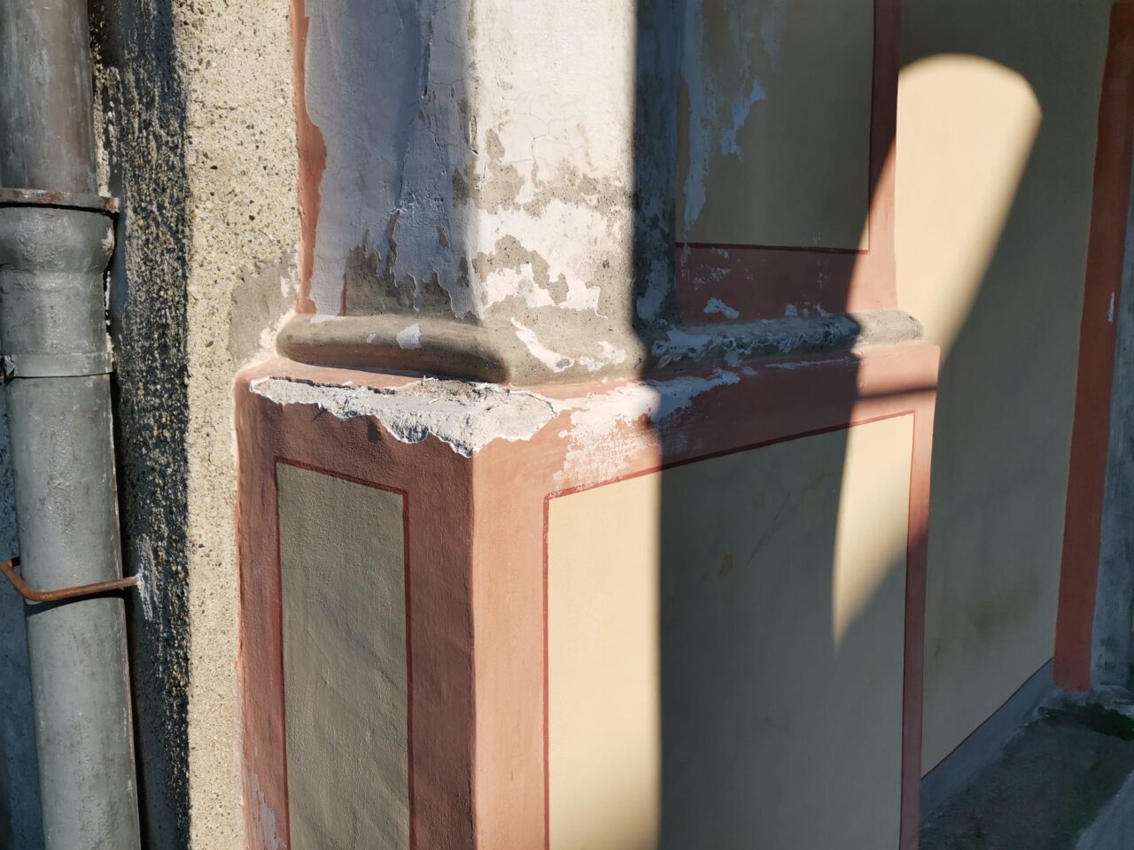Vandali a Chiaverano danneggiate anche le tegole dell’abitazione del parroco