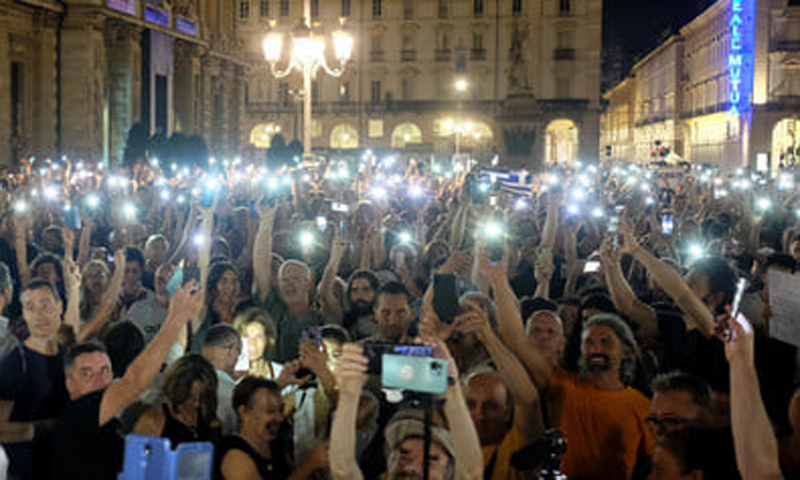 No Green Pass: in migliaia in piazza a Torino per protestare