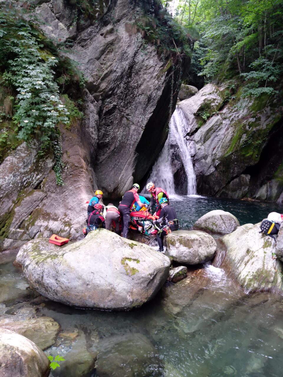 Donna precipita nel torrente a Locana, elitrasportata al CTO