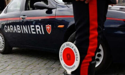 Picchia e mostra i genitali agli studenti poi inveisce contro i carabinieri: arrestato è già tornato in libertà perchè incensurato