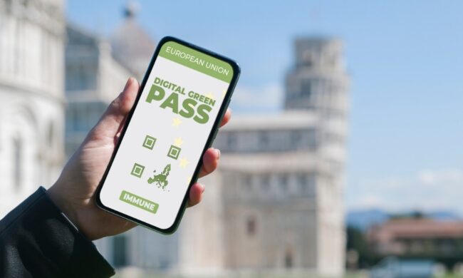 Green pass Italia, il Governo pensa ad estenderne l’utilizzo: quando e dove è obbligatorio?