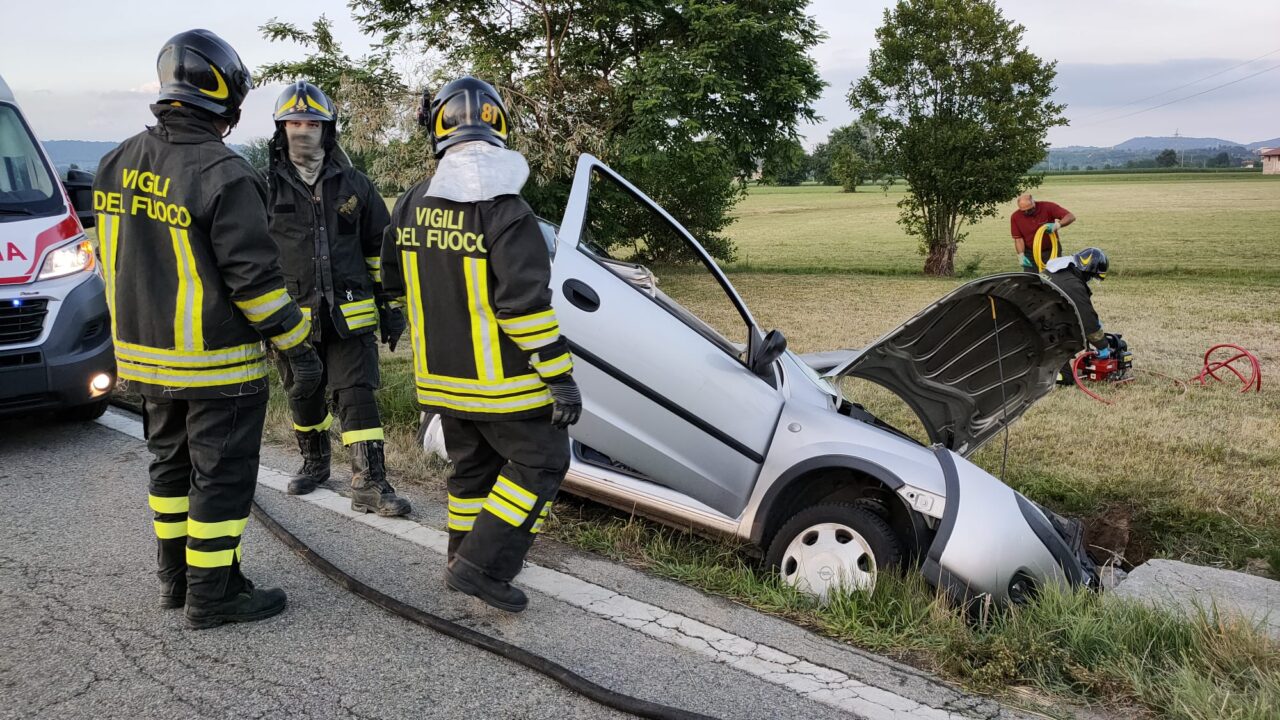Auto finisce fuoristrada a Ciconio: ferita una donna di Bosconero