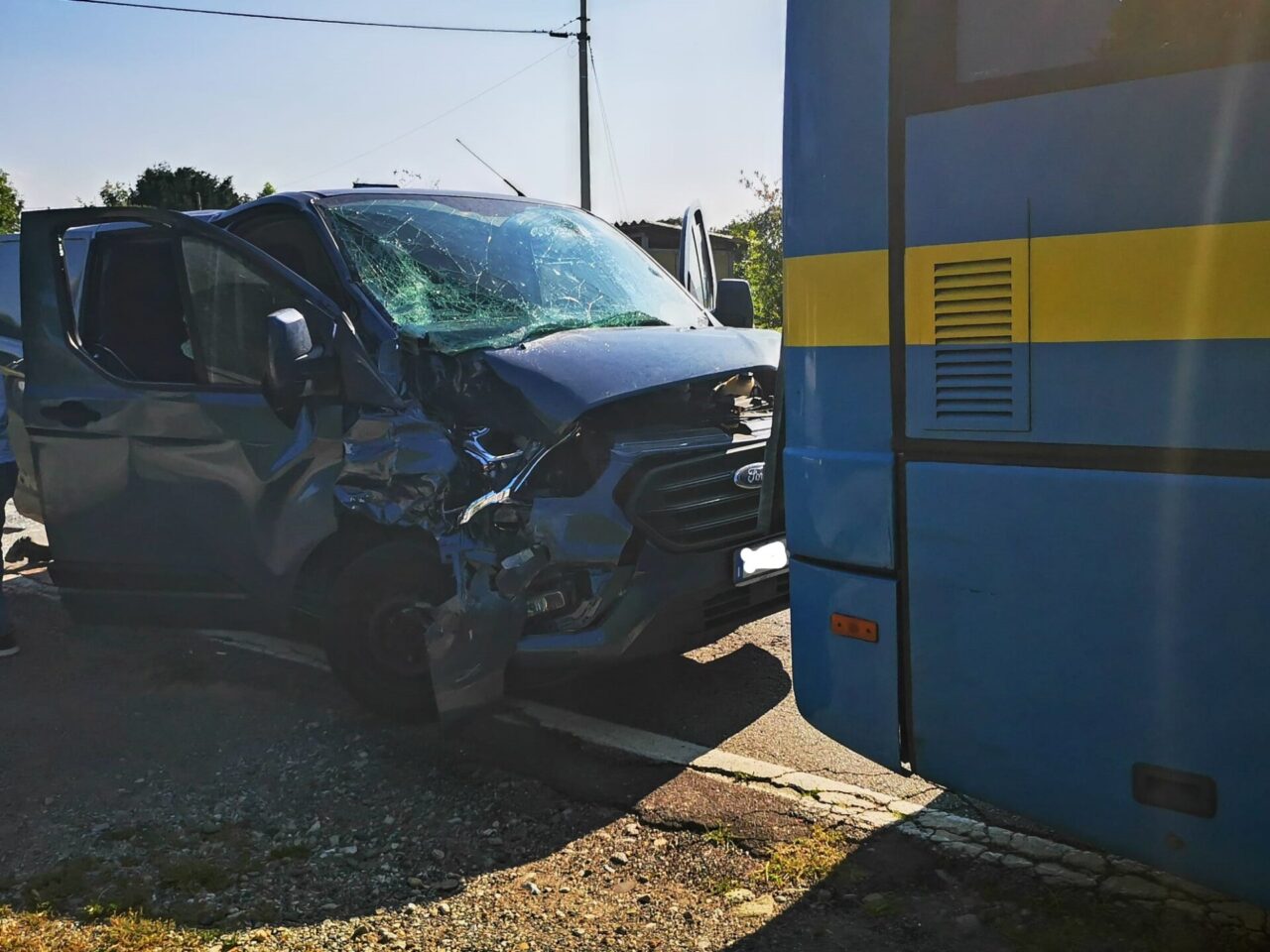 Furgone tampona pullman Gtt, tre feriti