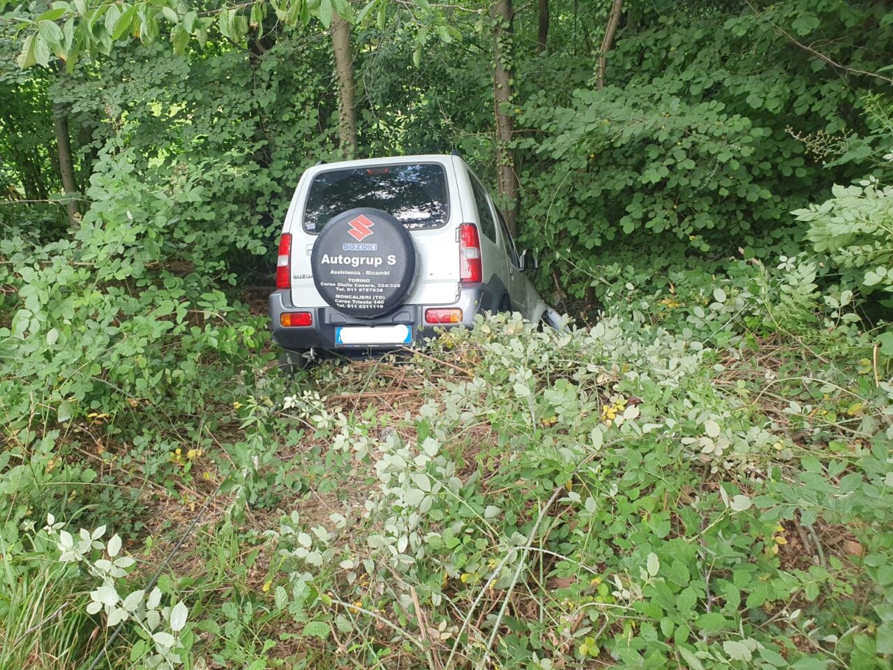 Auto esce di strada a Rocca e finisce la sua corsa in mezzo agli alberi