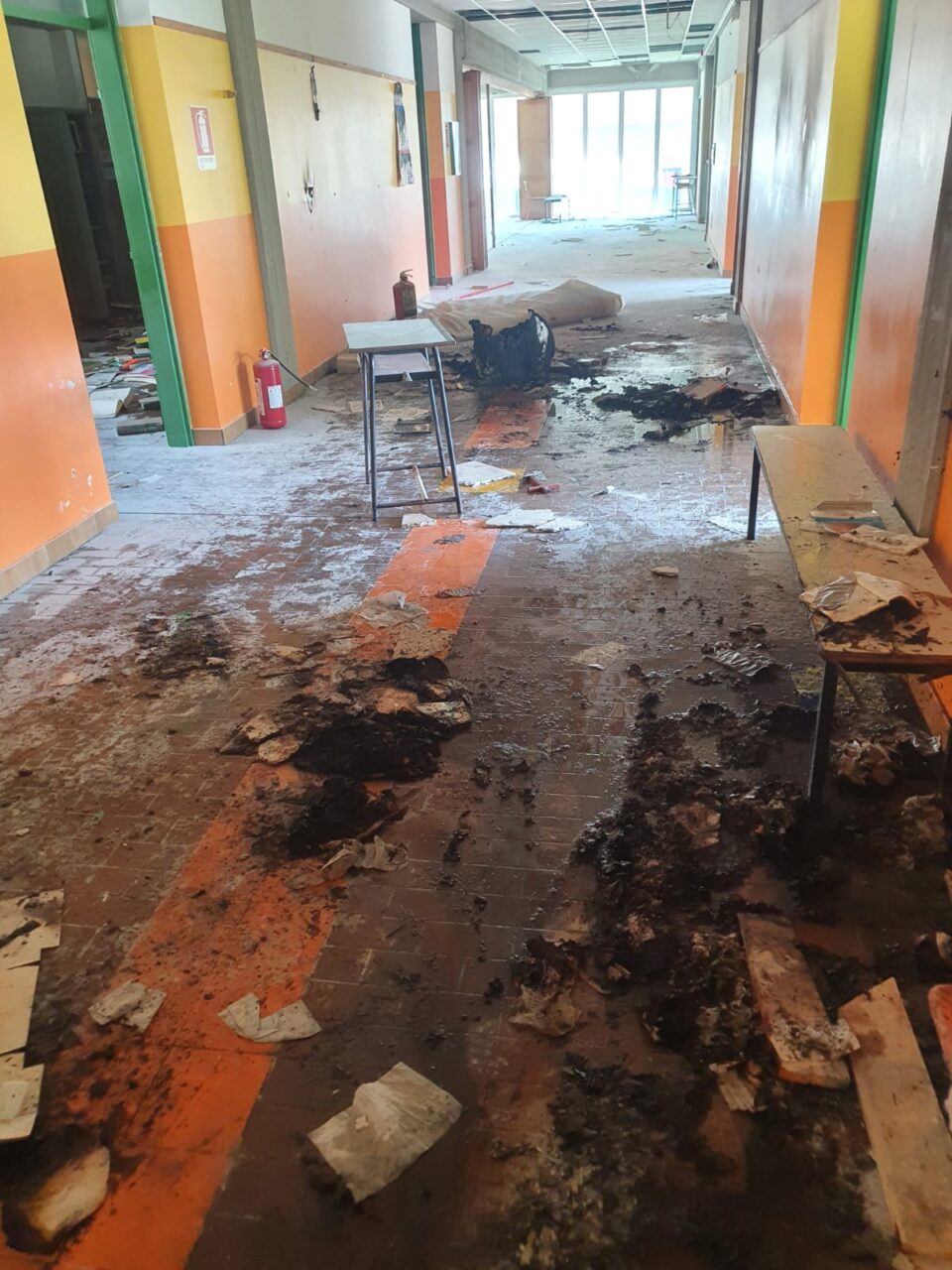 Bruciano i libri alla scuola media di Cafasse