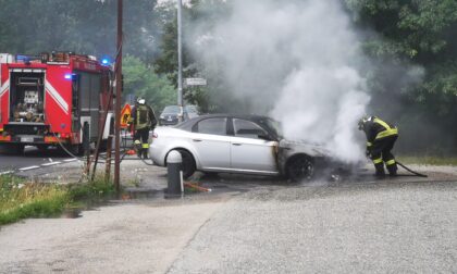 Auto prende fuoco durante la marcia sulla SP460