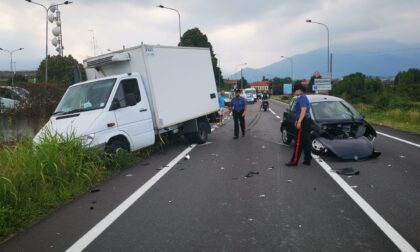 Minicar contro furgone sulla provinciale tra Castellamonte e Ozegna