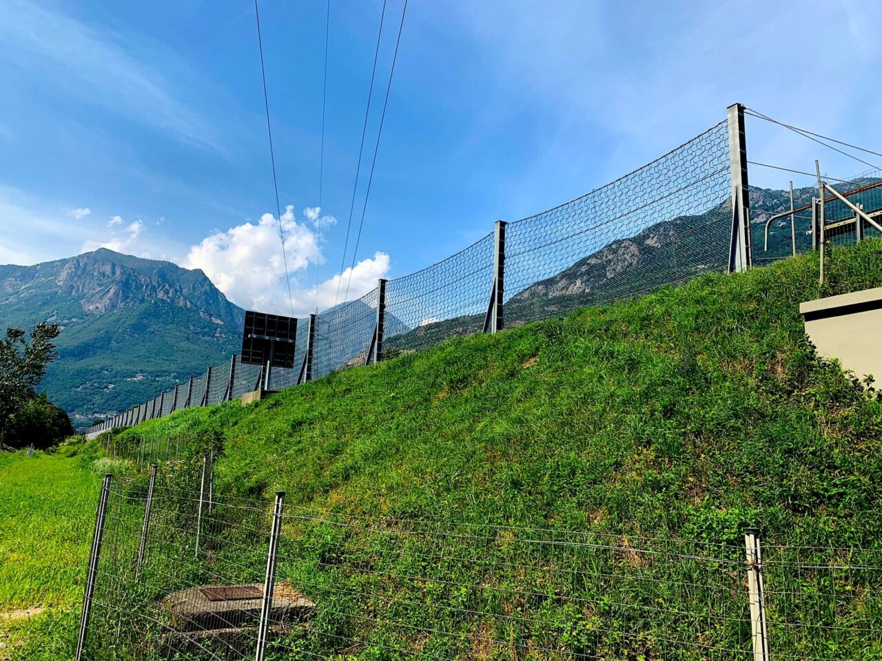 Vallo contenitivo a protezione dell’autostrada dove incombe la frana
