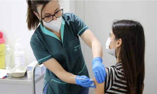 Via libera dell’Aifa al vaccino Moderna per gli under17