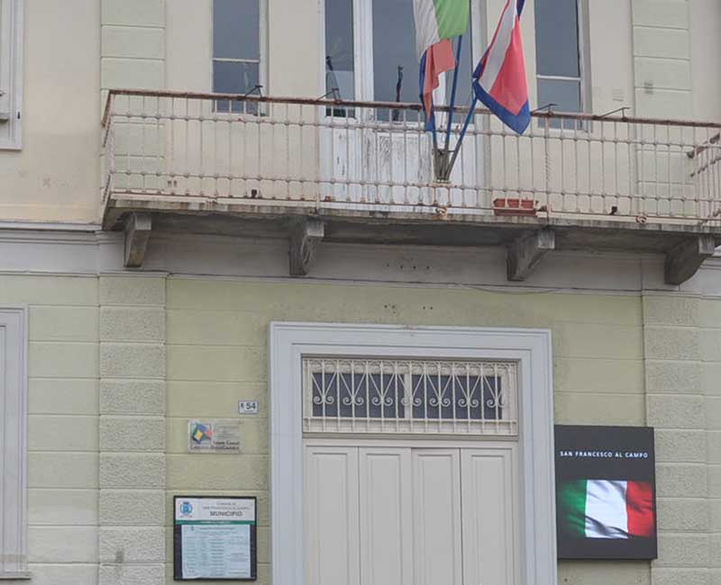 Lo stemma comunale tolto dal municipio: è polemica
