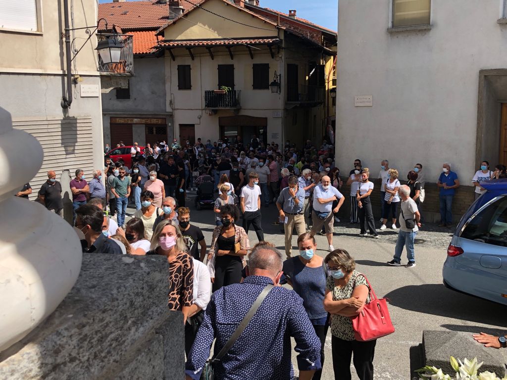 A Cuorgnè l’ultimo saluto a Lorenzo Maio, una folla gremita per l’ultimo viaggio terreno del 19enne