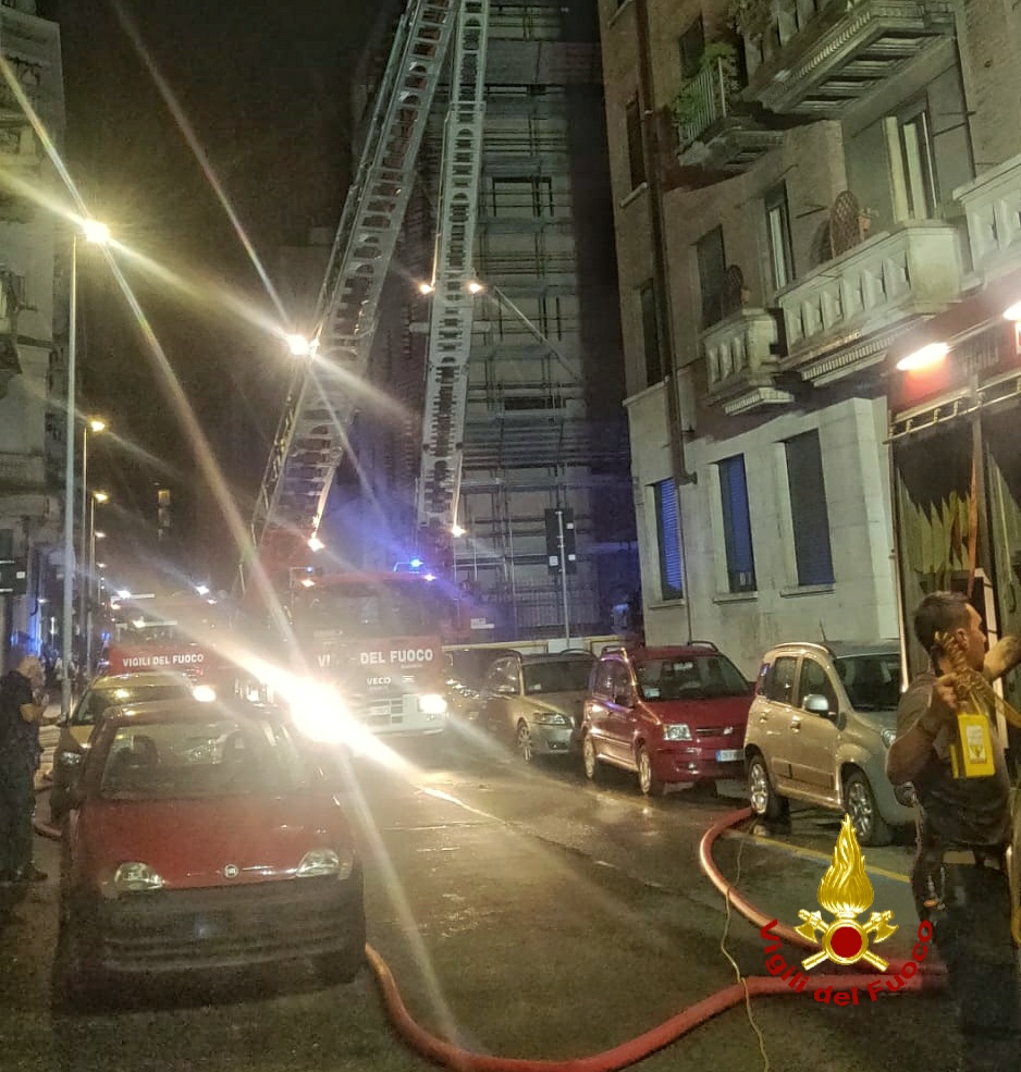 Tre persone intossicate per colpa di un incendio in alloggio