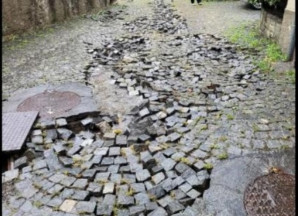 Fogne “esplose” per colpa del nubifragio, iniziati i lavori alla rete
