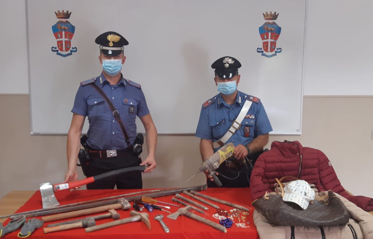 Arrestato mentre svaligia una villetta: aveva già smurato la cassaforte
