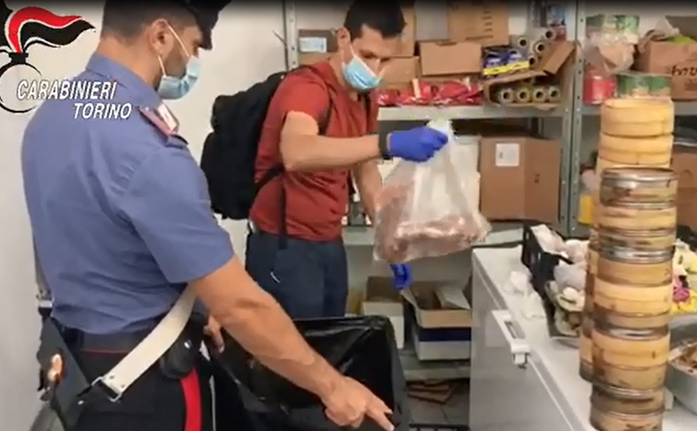 Alimenti sul pavimento a scongelare,  denunciata titolare e chiuso ristorante giapponese