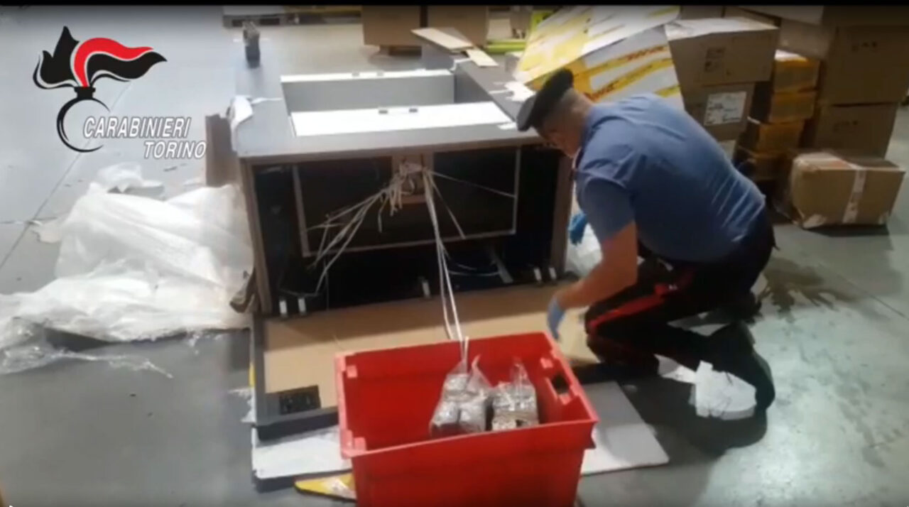 Spediscono 53Kg di droga con una società di logistica… beccati