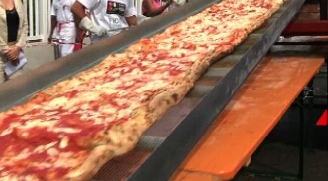 La pizza in pala più lunga del mondo: il nuovo record mondiale a Rivarolo
