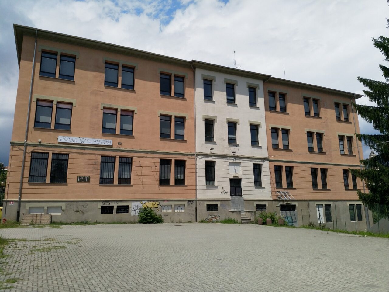 Si procede alla chiusura dell’edificio nord dell’ex caserma Valcalcino
