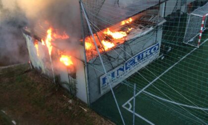 Incendio a Favria, brucia lo spogliatoio del campo da calcetto