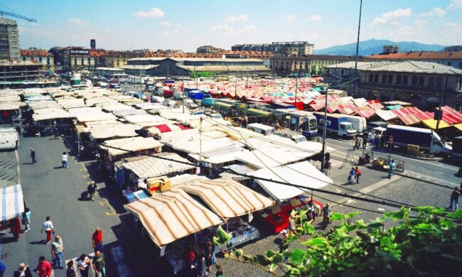 Uomo ucciso a coltellate in piazza della Repubblica