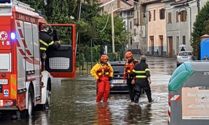 Auto in panne in via Roma allagata dopo il nubifragio domenica mattina