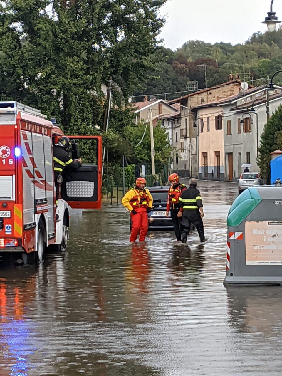 Auto in panne in via Roma allagata dopo il nubifragio domenica mattina