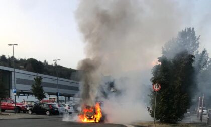 Auto in fiamme nel parcheggio Lidl