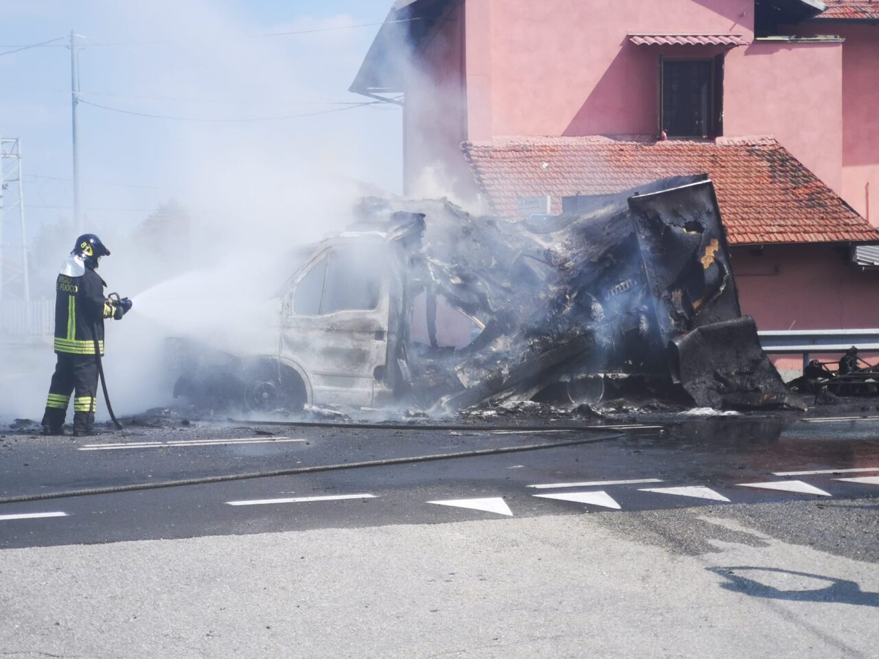 Furgone prende fuoco sulla Sp460