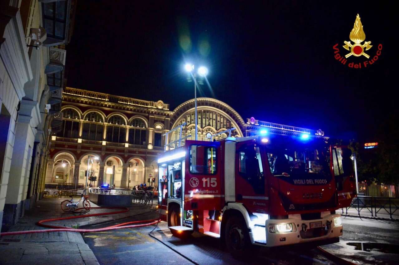 Incendio alla palazzina in via Carlo Felice, operazioni proseguite tutta la notte