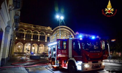 Incendio alla palazzina in via Carlo Felice, operazioni proseguite tutta la notte