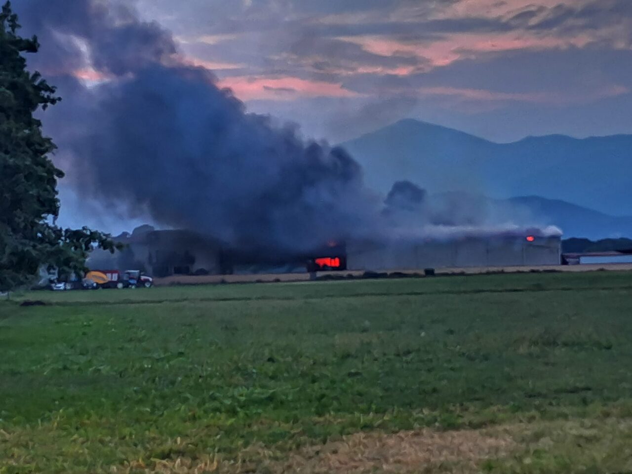 Brucia stalla a Castellamonte, intervento dei Vigili del fuoco
