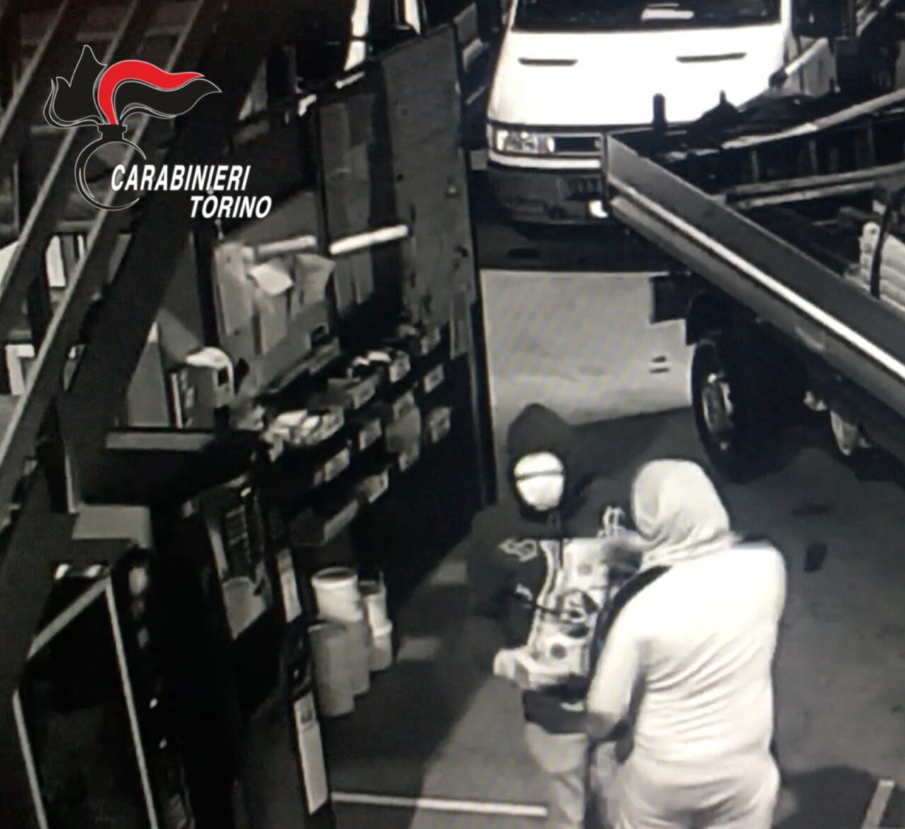 Sgominata banda dedita ai furti in aziende e sui tir in sosta: 15 custodie cautelari