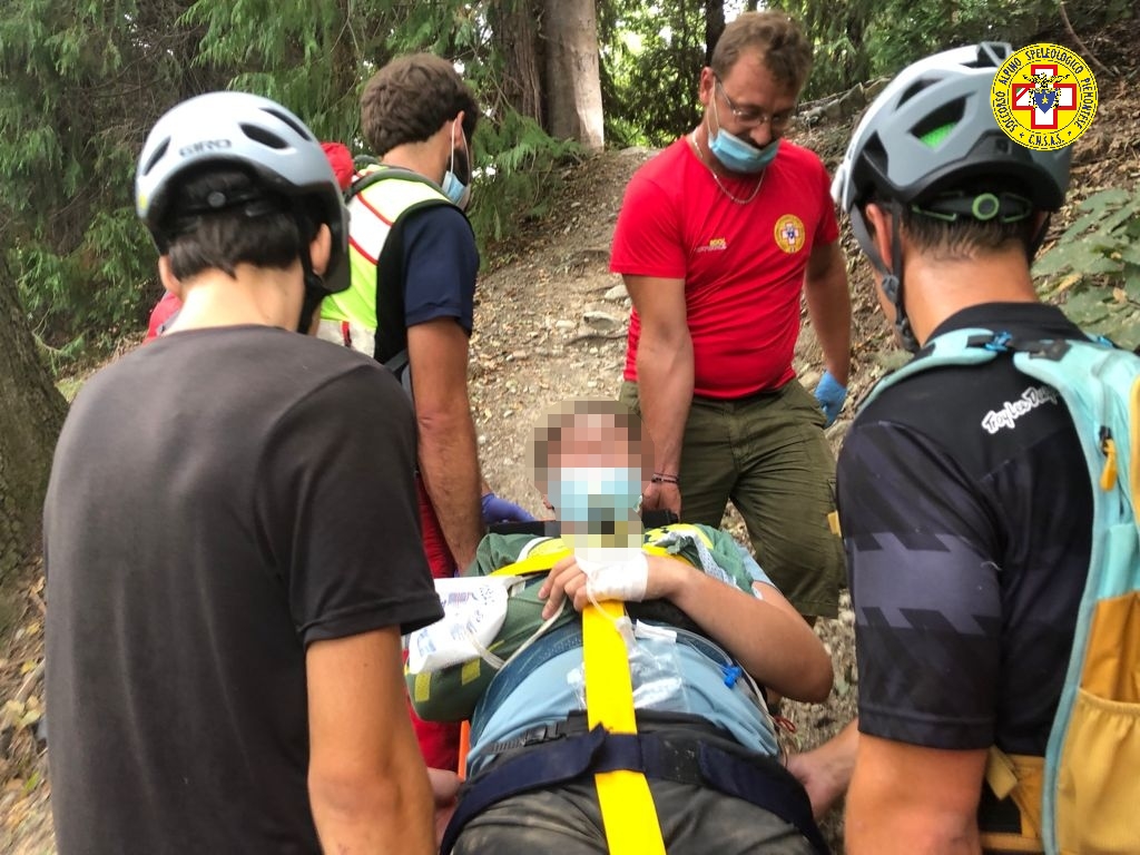 Biker si infortuna in collina, intervento del Soccorso alpino
