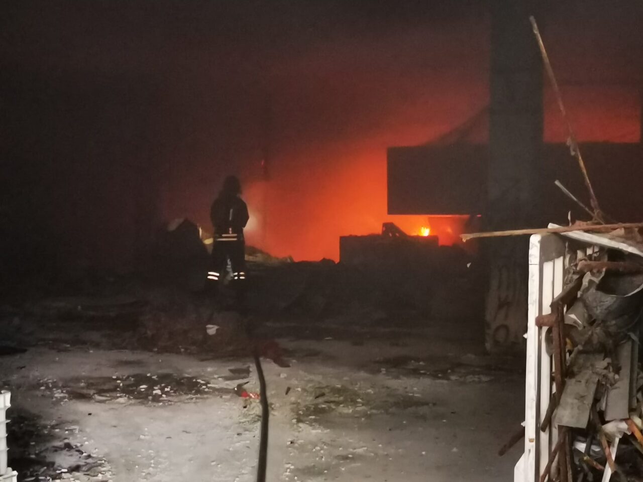 Incendio all’ex Vallesusa, in fiamme rifiuti abbandonati