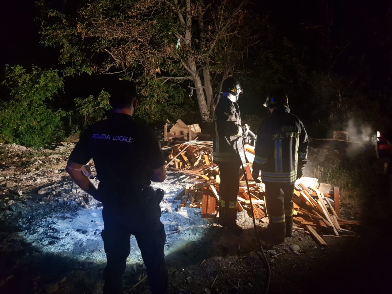 Brucia rifiuti nell’area del cimitero, denunciato