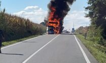 Camion a fuoco sulla provinciale fra Romano e Strambino