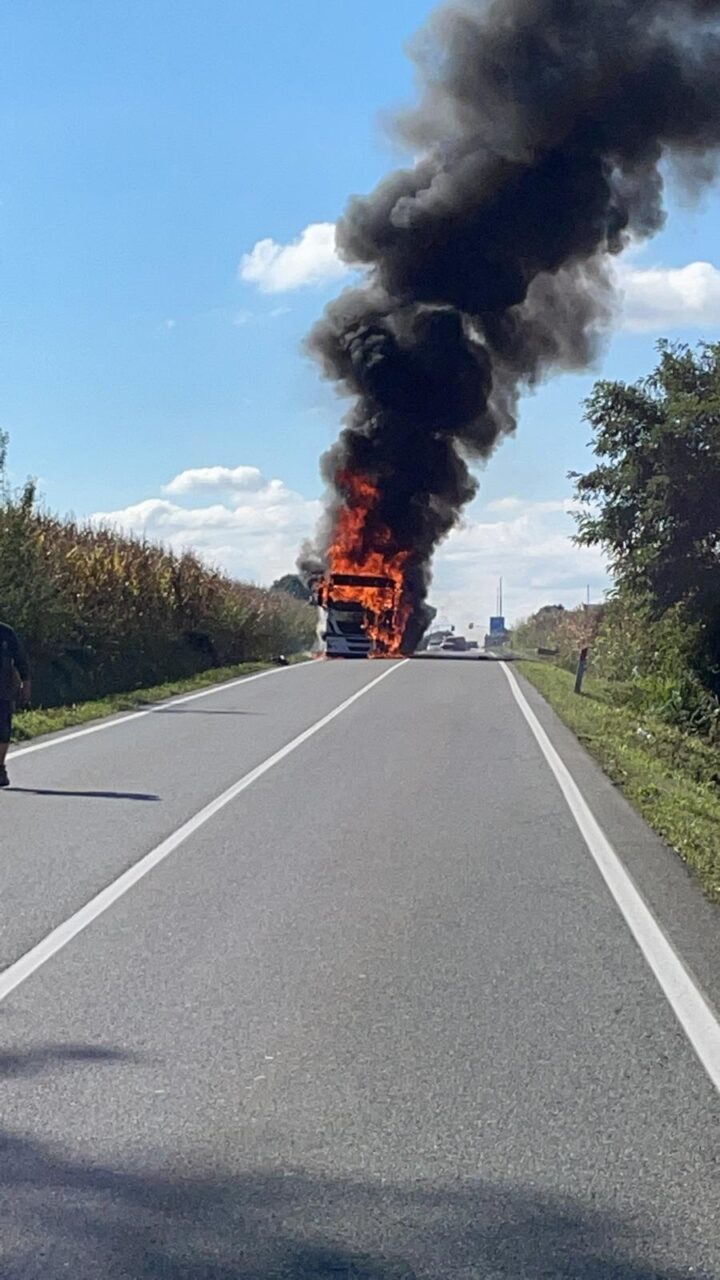 Camion a fuoco sulla provinciale fra Romano e Strambino