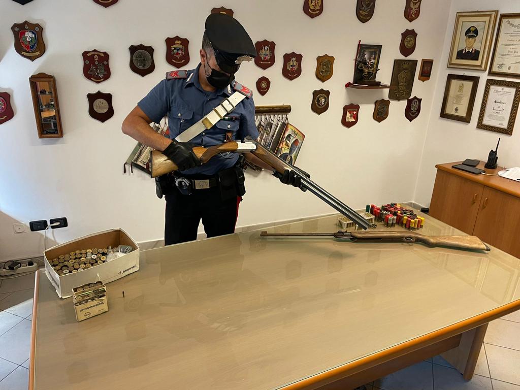 Un allevatore e un autista arrestati per detenzione illegale di armi
