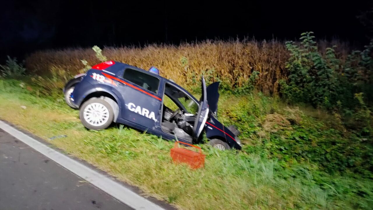 Auto dei carabinieri coinvolta in un incidente