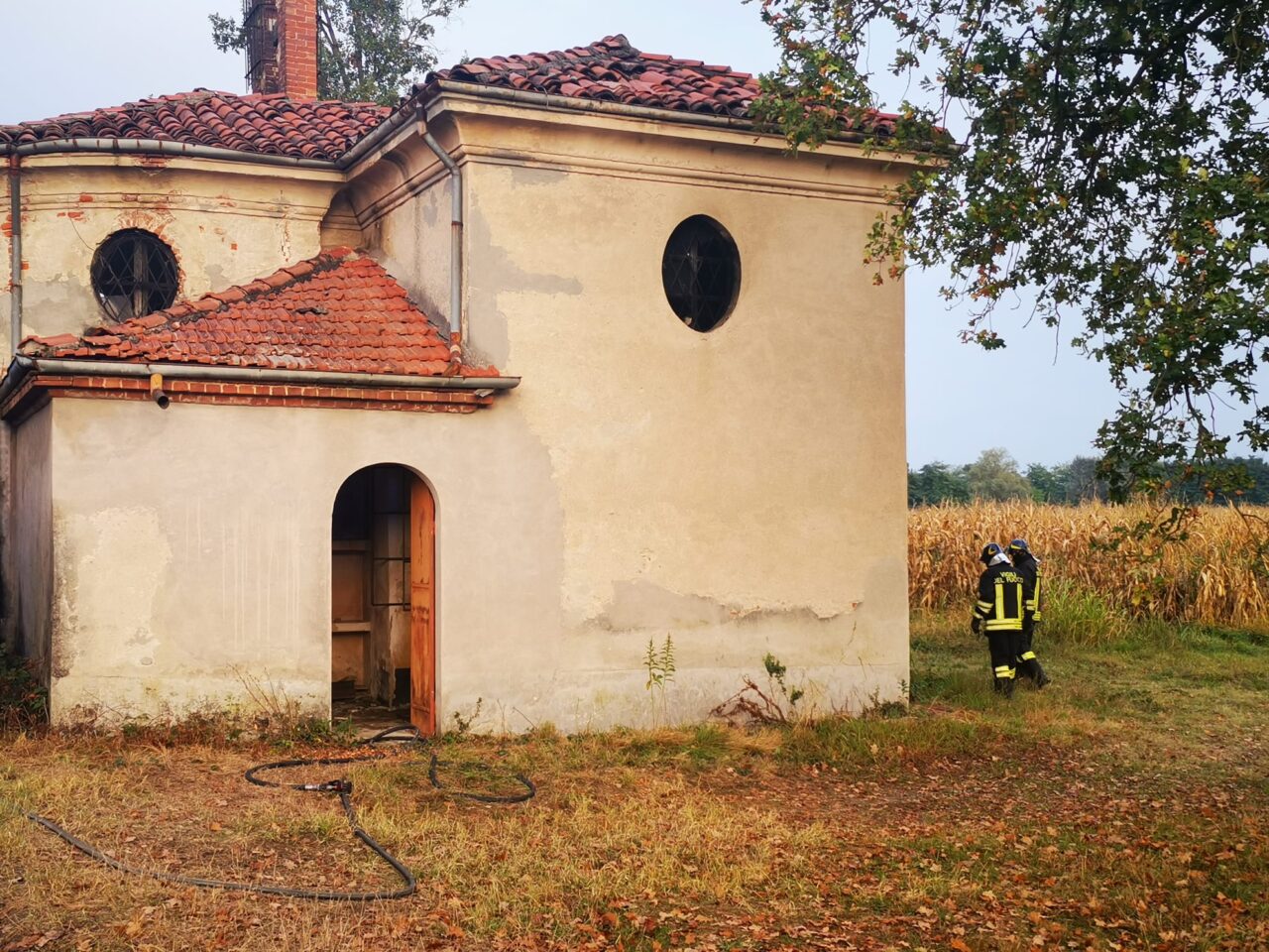 Incendio nella chiesetta di Gave, soccorsa ragazzina adolescente