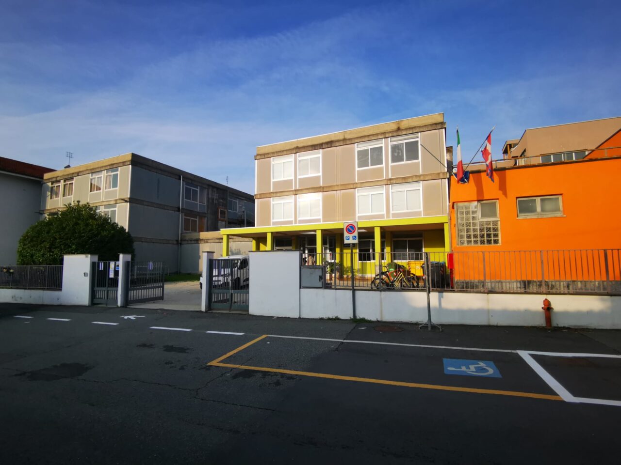 Vandali alla scuola media, aule allagate e danni ingenti